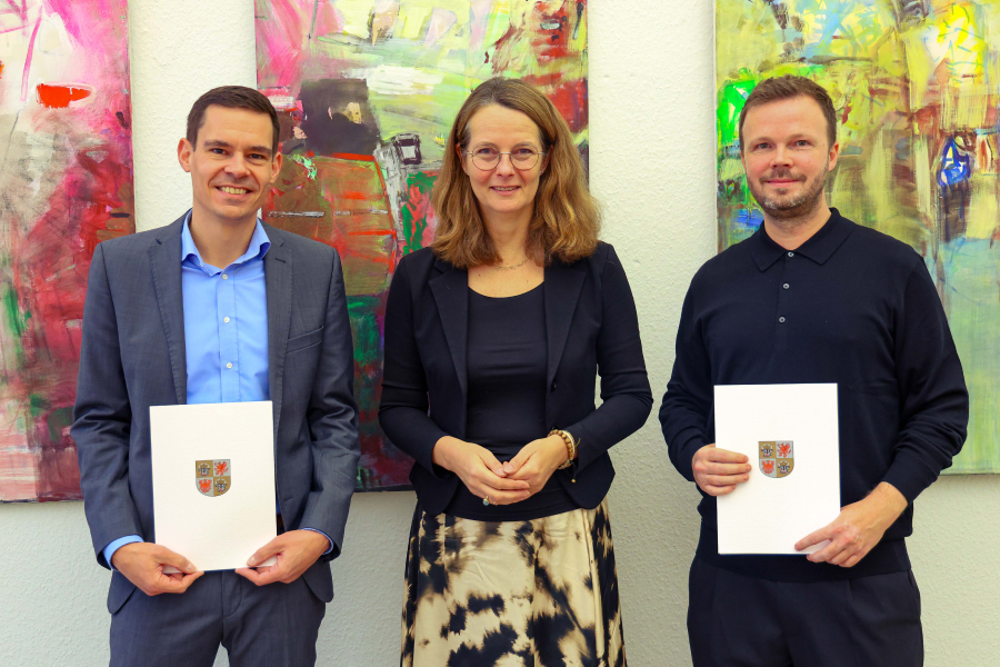 Prof. Dr.-Ing. Julian Hümme, Wissenschaftsministerin Bettina Martin und Prof. Dipl.-Ing. Johann Phillipp Quack (v.l.n.r.) Foto: Sabrina Scholz, WKM MV