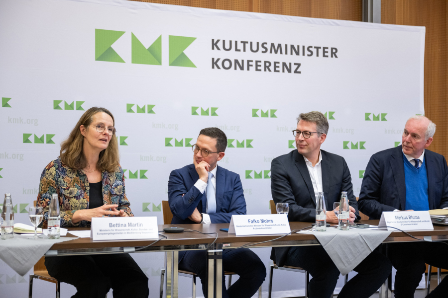 Wissenschaftsministerin Bettina Martin, Niedersächsischer Wissenschaftsminister Falko Mohrs, Bayerischer Wissenschaftsminister Markus Blume und Saarländischer Wissenschaftsminister Jacob von Weizsäcker. © Mark Hermenau   